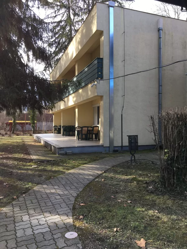 I-es épület terasz